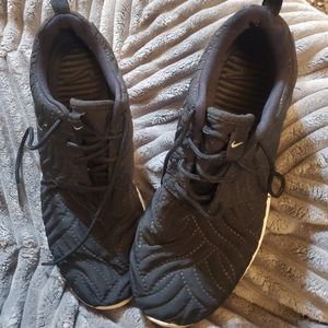 NIKE ROSHE ONE SHOES